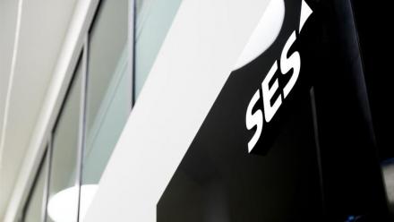 SES : sous pression après la dégradation de Moody's
