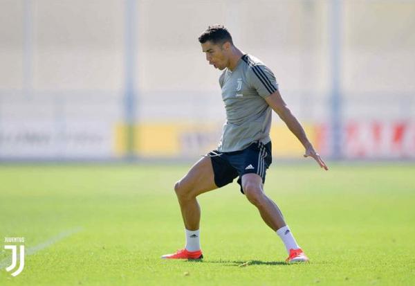 Sports Business : Cristiano Ronaldo, le premier footballeur milliardaire