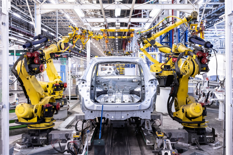 Stellantis et Mistral AI renforcent leur collaboration pour accélérer l'adoption de l'IA à l'échelle de l'entreprise
