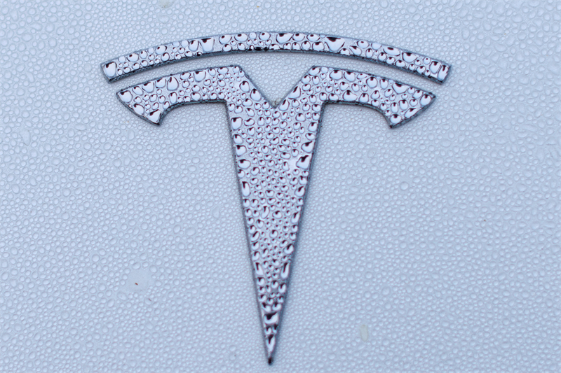 Tesla dévoile des Model Y et 3 moins chers, le titre retombe à Wall Street