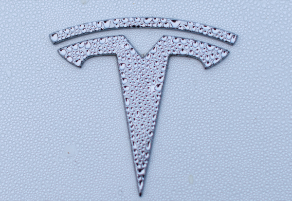 Tesla dévoile des Model Y et 3 moins chers, le titre retombe à Wall Street