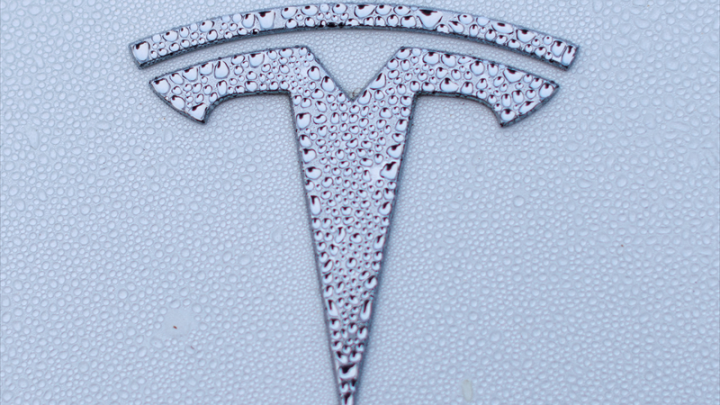 Tesla dévoile des Model Y et 3 moins chers, le titre retombe à Wall Street