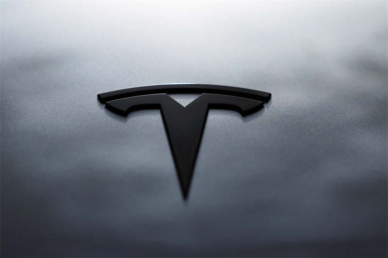 Tesla : un Roadster planant en vue !