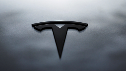 Tesla : un Roadster planant en vue !