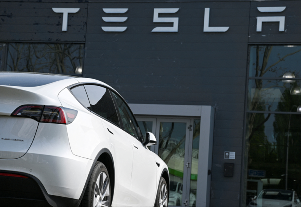 Wall Street grimpe encore avant la Fed, dopé par Tesla