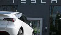 Wall Street grimpe encore avant la Fed, dopé par Tesla