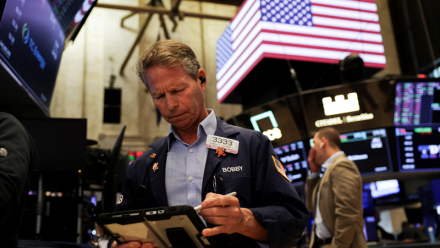 Wall Street hésite après une inflation "en ligne", sur fond d'offensive commerciale de Trump