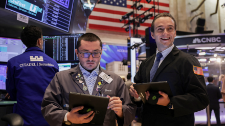 Wall Street remonte en flèche, avec les espoirs de baisse des taux