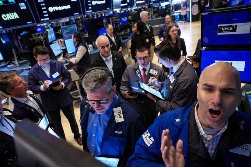 Wall Street termine en légère baisse après avoir battu des records historiques en séance