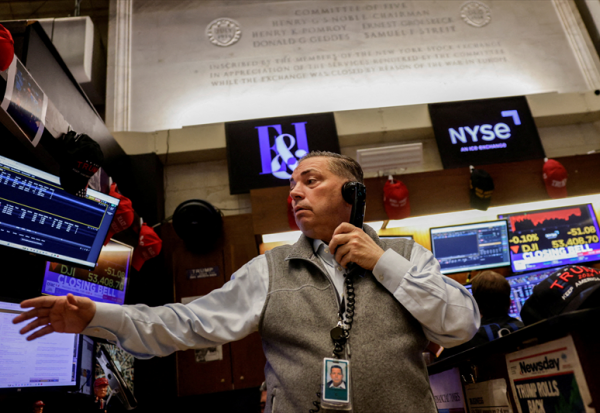 Wall Street toujours nerveux, en repli en attendant Walmart