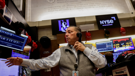 Wall Street toujours nerveux, en repli en attendant Walmart