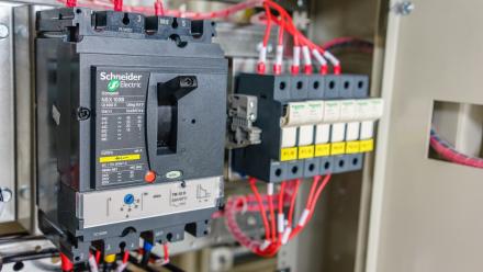 Schneider Electric renforcé par Berenberg et au coeur d'un méga-projet d'IA de SoftBank en France