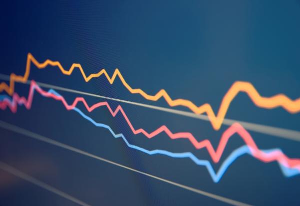 Wall Street tente un rebond avant les minutes du FOMC, Moderna explose