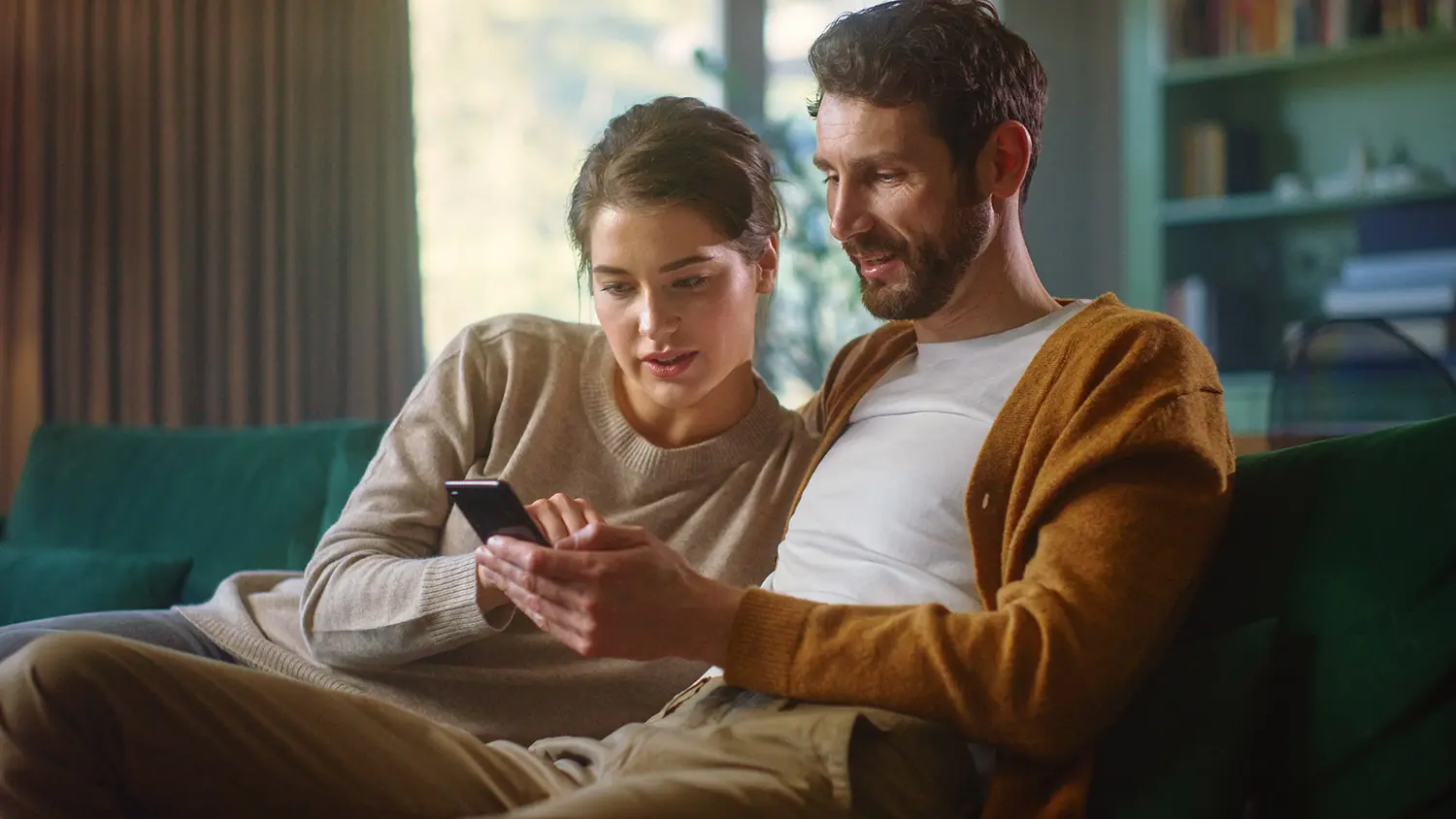 Couple consultant des placements financiers et immobiliers